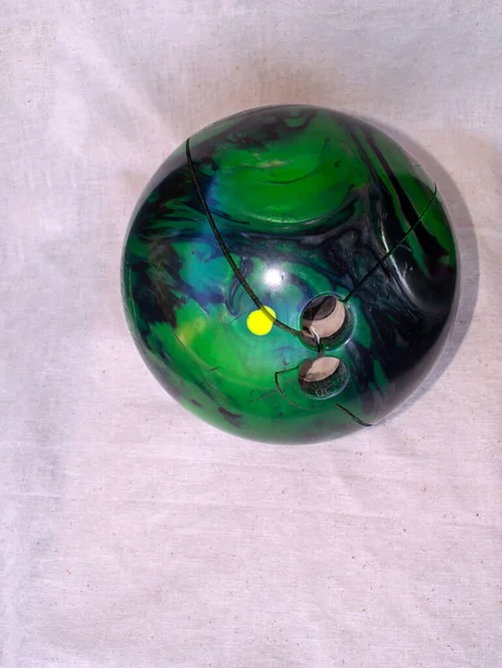 Tato Černá Zelená Bowlingová Koule Sedí Růžovém Pozadí Velkými Trhlinami — Stock fotografie