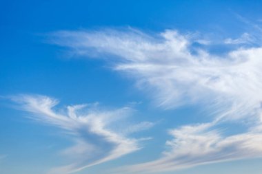 Türkiye 'de mavi gökyüzünde yoğun beyaz bulutlar