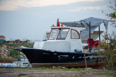 Tamir için bir tekne indi.