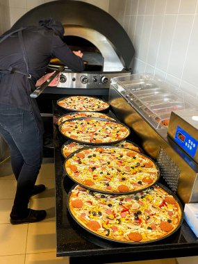 Türkiye 'de bir pizzacı tarafından yapılan el yapımı pizza.