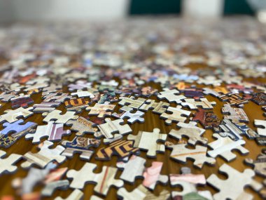 Parçalanmış yapboz parçaları. Renk bulmacası