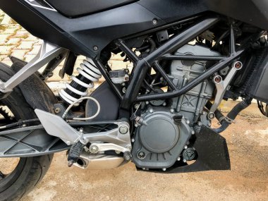 Motosiklet krom kaplama ve güçlü görünüm