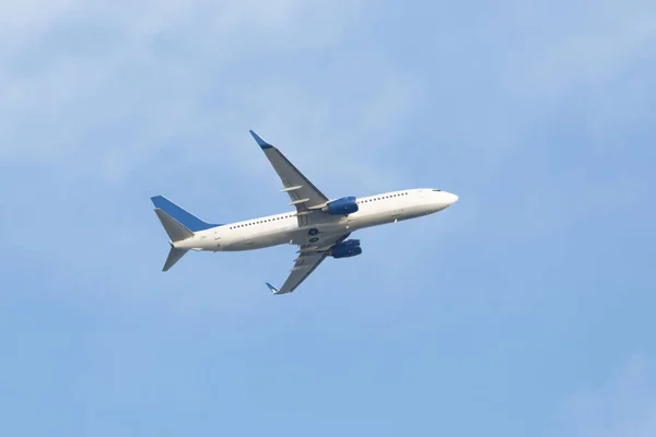 Білий Пасажирський Літак Злітає — стокове фото