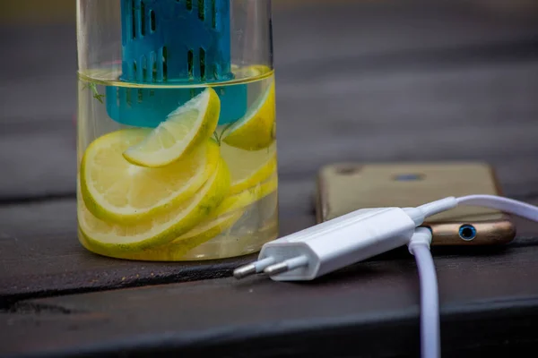 フラスコにレモンとローズマリーのハーブの水 — ストック写真