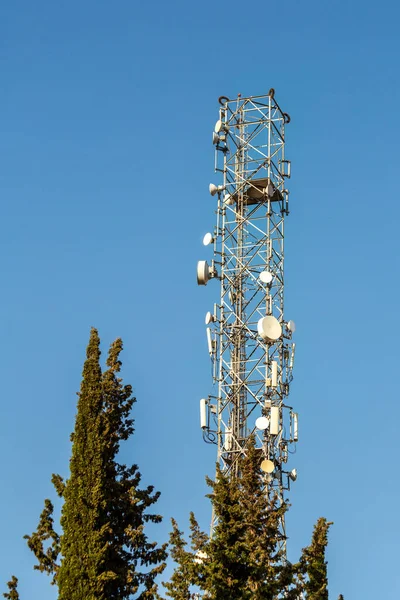 기지국 Base Station 양방향 모바일 네트워크 시스템으로 방송되는 유닛이다 — 스톡 사진