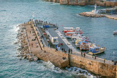 Antalya yat limanına gün batımında giriş