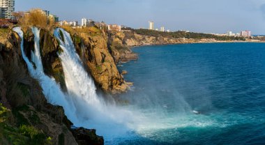 Türkiye - Antalya Duden Şelalesi. Şelalenin denize döküldüğü yer, Dudenbasi şelalesi.