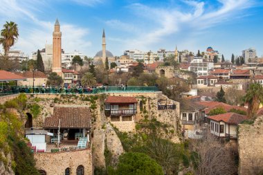 ANTALYA, TURKEY - 04 01 2022 17: 06: Marinadan, Yivli Minaret 'ten ve çay bahçesinden Antalya' nın eski kenti Kaleici 'nin manzarası. Eski şehir Antalya