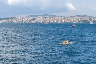 İstanbul-Türkiye, 07: 12 2014: İstanbul toplu taşıma sisteminde önemli bir yere sahip olan feribotlar yolcu taşıyor.