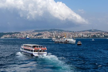 İstanbul-Türkiye, 07: 12 2014: İstanbul toplu taşıma sisteminde önemli bir yere sahip olan feribotlar yolcu taşıyor.