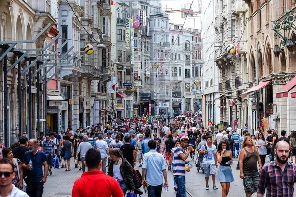 İstanbul-Türkiye, 07-12 2014: İstanbul 'un en işlek caddelerinden biri olan İstiklal Caddesi' nde, kalabalık insanlar alışveriş ve geziler için toplandı.