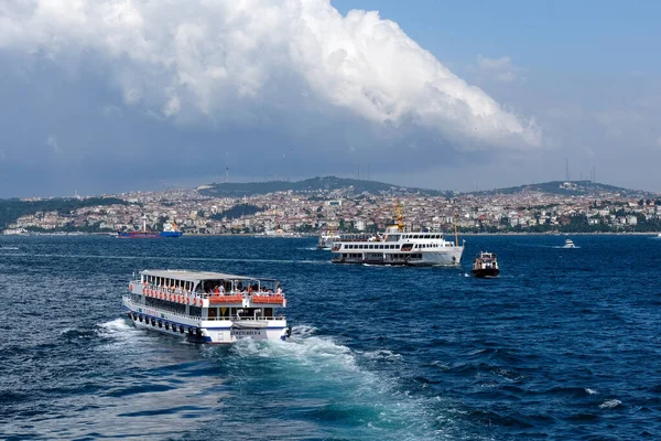 İstanbul-Türkiye, 07: 12 2014: İstanbul toplu taşıma sisteminde önemli bir yere sahip olan feribotlar yolcu taşıyor.