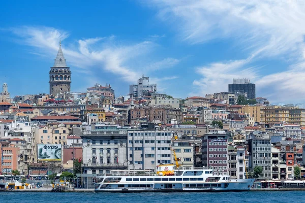 İstanbul-Türkiye, 07: 12 2014: İstanbul toplu taşıma sisteminde önemli bir yere sahip olan feribotlar yolcu taşıyor.