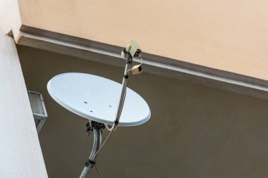 Türkiye 'de televizyon yayınları için ev uydu antenleri kullanılıyor
