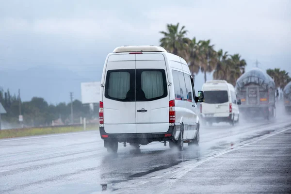 トルコで雨の多い日に濡れた高速道路を運転する車 — ストック写真