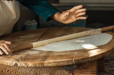 Türkiye 'nin Antalya kentinde krep hamuru için kadınların elleri yuvarlanıyor