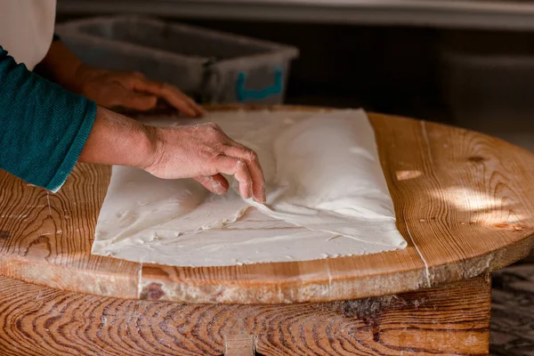 Antalya Türkiye 'de pişirilmiş krepi servis için hazırlamak