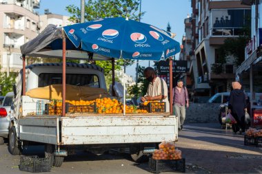 Antalya- Türkiye, 04, 28, 2022: Antalya sokaklarında meyve satan satıcılar hızla artıyor.