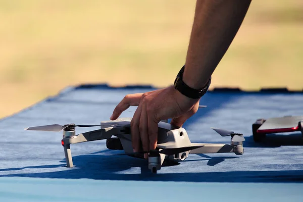 Male Hand Holding Drone Preparing Drone Flight — Foto de Stock
