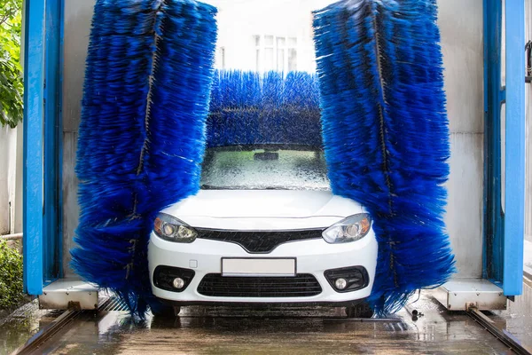 Otomatik bir çamaşır makinesinde arabayı yıkamak. Fırçalanmış Araba Yıkama Makinesi