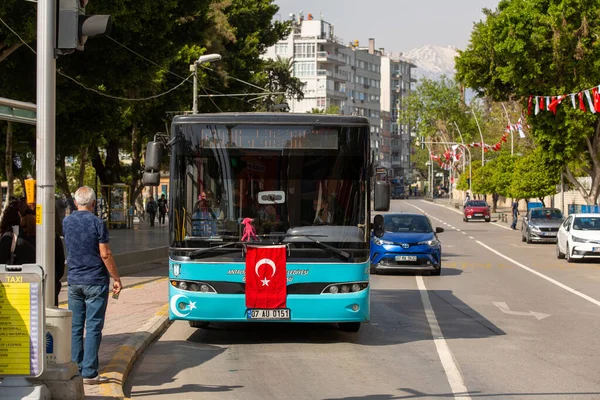 Otobüs Antalya 'da toplu taşıma aracı olarak kullanıldı. Toplu taşıma