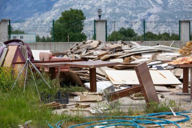 İkinci el olarak satılmak üzere çeşitli parça ve malzemeler toplandı. Çevre Bilinci