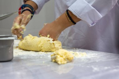 Türkiye 'de turta hamuru yoğuran bir aşçı