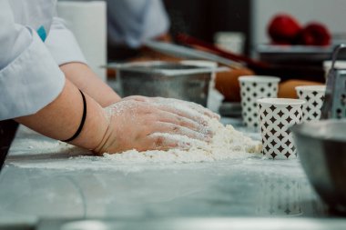 Elmalı turta için para kazanan bir gastronomi öğrencisi.