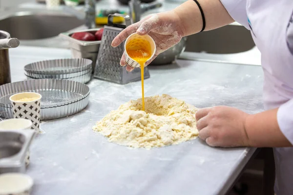 Gastronomic Student Mixing Eggs Dough Apple Pie — Stock Photo, Image