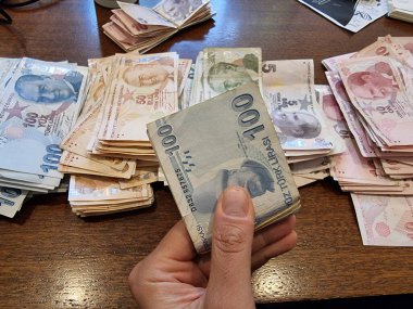 Hindi parası demet banknotlar hazırladı. Kağıt para 200, 100, 50, 20 dene. Düz stil. Beyaz arkaplanda izole