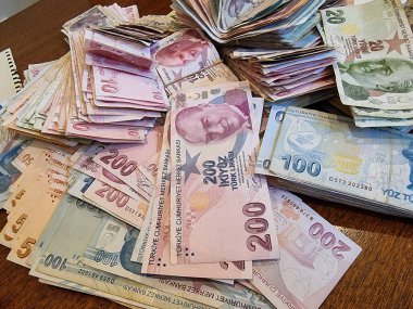 Hindi parası demet banknotlar hazırladı. Kağıt para 200, 100, 50, 20 dene. Düz stil. Beyaz arkaplanda izole