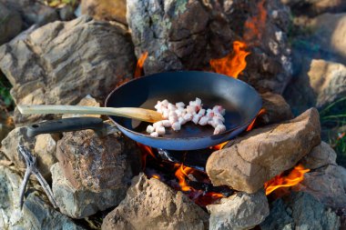 Kamp ateşinde tavada tereyağı eritmek. Türkiye