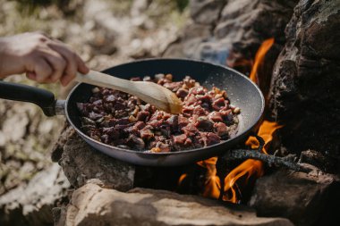 Kampta dana ciğeri pişiriyorum.