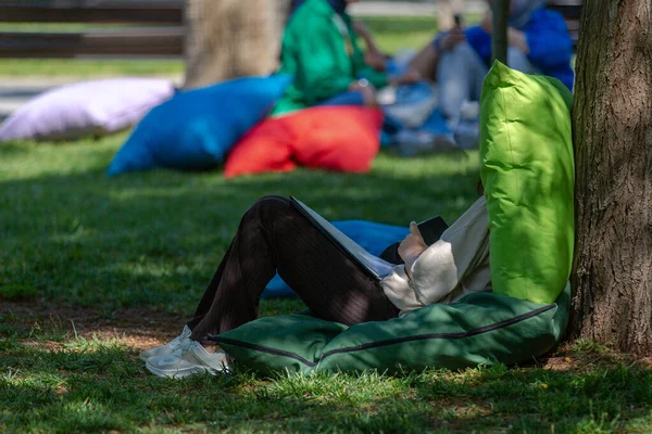 Σπουδαστής Που Σπουδάζει Γκαζόν Και Μαξιλάρια Στον Κήπο Του Πανεπιστημίου — Φωτογραφία Αρχείου