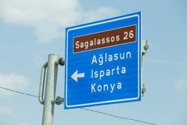 Burdur Türkiye, 03 30 2022: 19: 44: Antik şehir ve şehirler arası karayolu Isparta - Konya işareti 