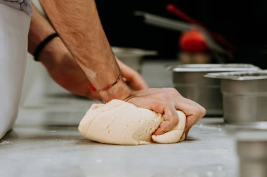Türkiye 'de hamur yoğuran bir aşçı. Her şey bulanık.