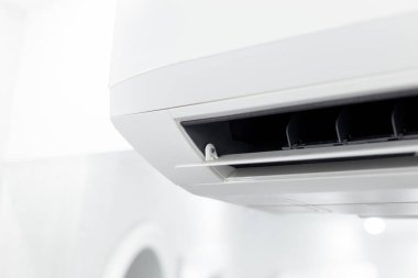 Beyaz klimanın havalandırması.