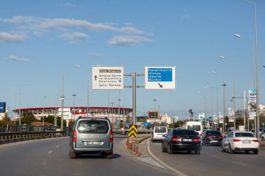 Antalya / Türkiye - 20 / 03 / 2022: Türkiye 'de şehir yol işaretleri