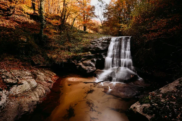 Herbstfarben Mit Wasserfall Und Flugblatt — Stockfoto