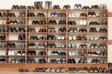 Caminin önünde dua eden insanların ayakkabıları, ayakkabı askısı.