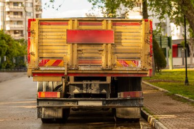 Kamyonun arkasında boş yazma alanı.