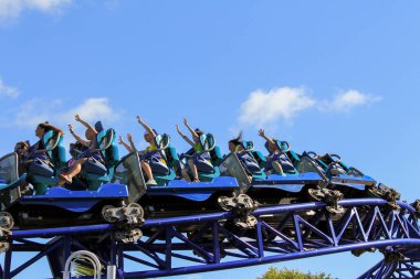 San Diego, Kaliforniya-ABD, 03.14.2014: ABD 'deki Sea World lunaparkında hız treninin keyfini çıkaran insanlar