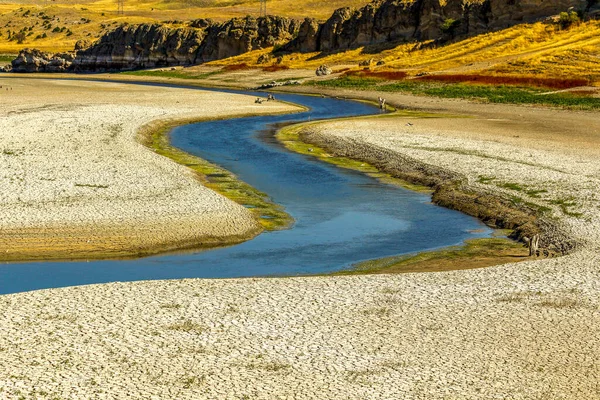 Kuru ve alçak su nehirleri, kıyılarındaki kuru ve çatlak topraklar.