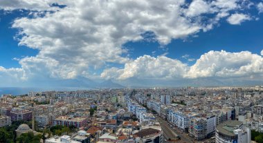 Antalya şehir manzarası dağ ve bulutlu gökyüzü.