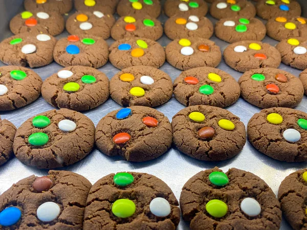 Ciasteczka Kolorowymi Cukierkami Nich — Zdjęcie stockowe