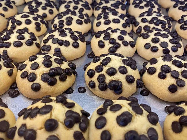 Koekjes Met Kleurrijke Snoepjes Erop — Stockfoto