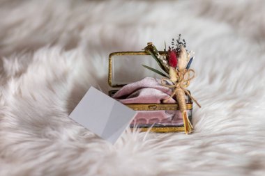 Beyaz pelt, Gelin ve damat aksesuarları ve kopya alanlarda.