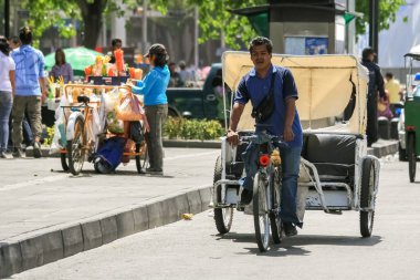 Mexico City, Mexico - 04: 25 2010: Mexico City 'de insan ve şoför taşıyan bir araç. Bisiklet taksisi