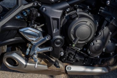 Motosiklet krom kaplama ve güçlü görünüm.