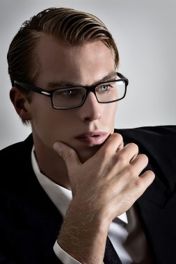düşünceli genç işadamı
